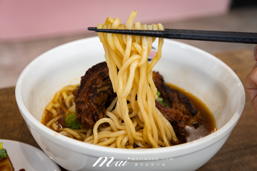【台北美食】肚康炙燒牛肉麵天津店～牛肉麵節得獎名店！中山站必吃炙燒牛肉麵、清燉、番茄三種湯頭一次滿足。捷運中山站牛肉麵推薦