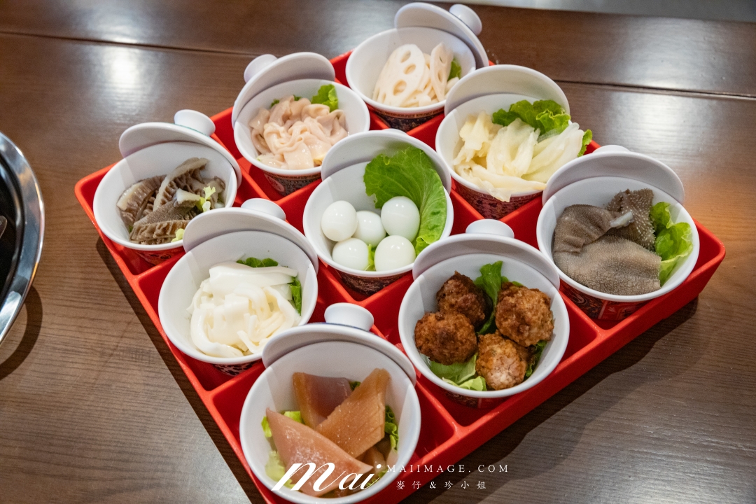 【台北美食】大隊長老火鍋|台北中山區重慶麻辣鍋,九宮格牛油全紅鍋超過癮,香菜嫩牛肉、九宮戰盤必點 【台北美食】大隊長老火鍋|台北中山區重慶麻辣鍋,九宮格牛油全紅鍋超過癮,香菜嫩牛肉、九宮戰盤必點
