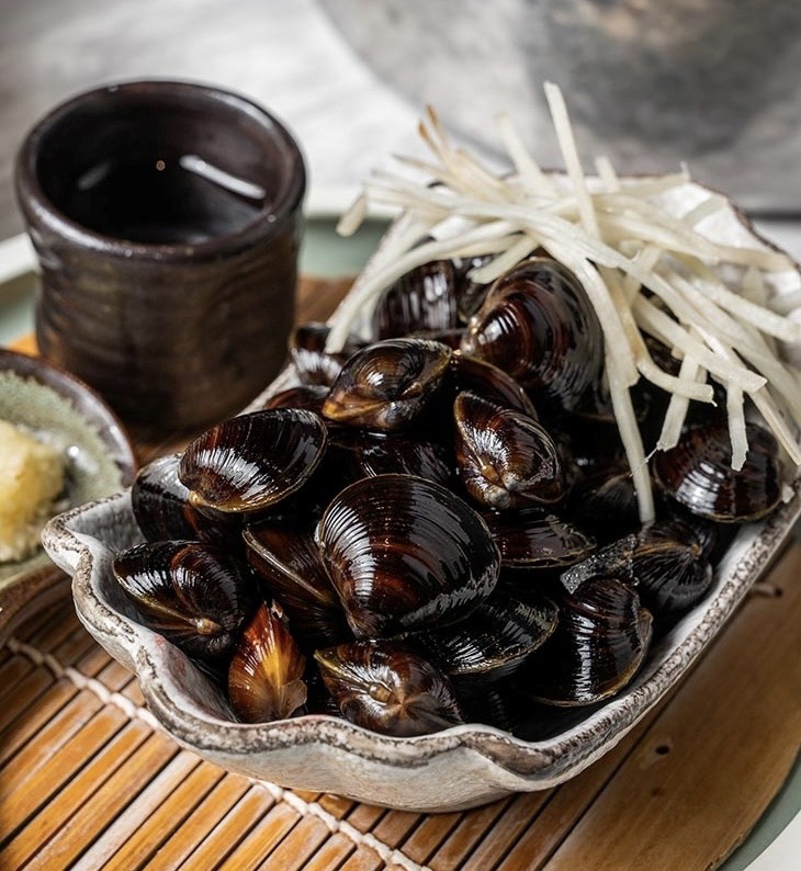【台北美食】台北大安區鮮度爆表鍋物推薦！ 來到熹極洣28會館，必吃招牌「28極上龍皇海陸御膳」整隻空運來台活龍蝦 × 日本A5和牛，原價2,500元，限時尊享價只要1,500元，還免收10%服務費！ 頂級海陸一次滿足，奢華美味超乎想像！
