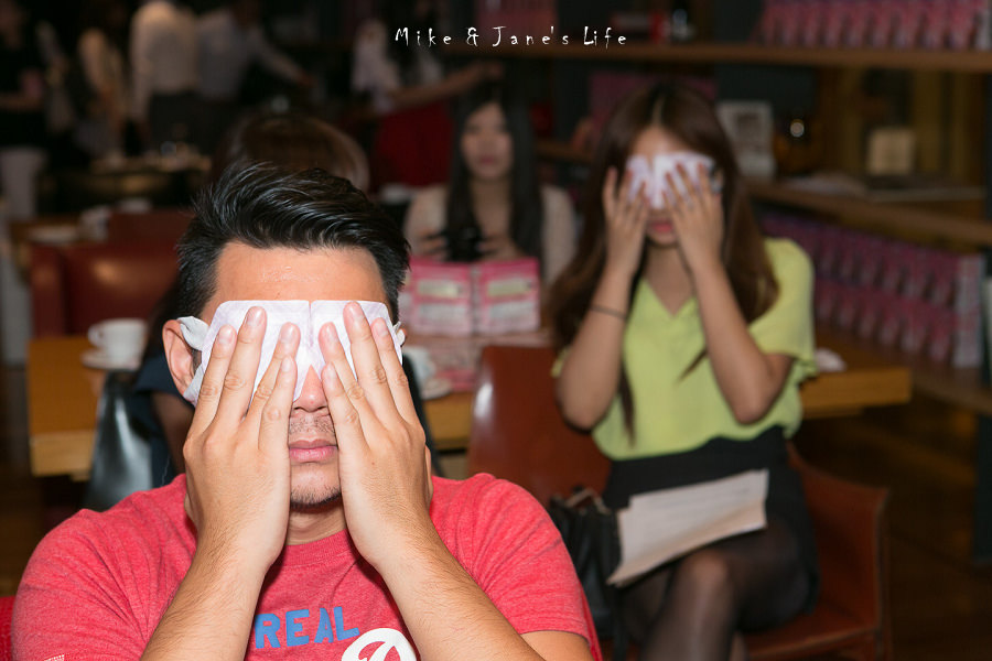 nEO_IMG_低頭族容易產生眼睛疲憊、酸澀等不適感 最適合使用 美舒律蒸氣眼罩.jpg